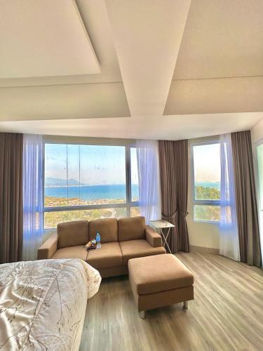 Χώρος καθιστικού στο The Bay Apartemen Deluxe Lampung City Mall