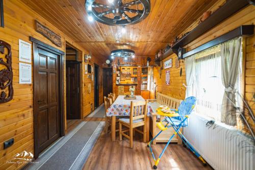 a dining room with a table and chairs at Rum Haz in Borzont