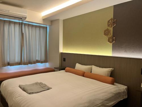 Postel nebo postele na pokoji v ubytování Hotel Japanesque Kyoto Station ZEQUU