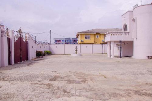 an empty parking lot in front of a building at The Noble Villa, Ikorodu, Lagos in Ikorodu