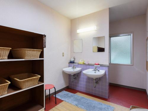 a bathroom with two sinks and a window at Kageyu in Isehara