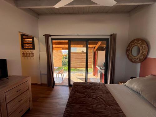Postel nebo postele na pokoji v ubytování bungalow leu gadiamb