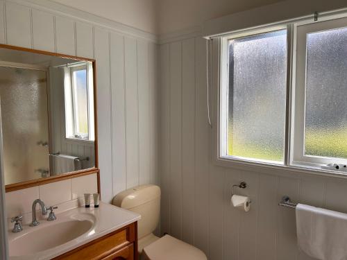 ポート・フェアリーにあるNest - charming, comfortable coastal villaの洗面台、トイレ、窓のあるバスルーム