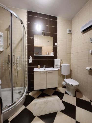 Et badeværelse på Apartman Panorama