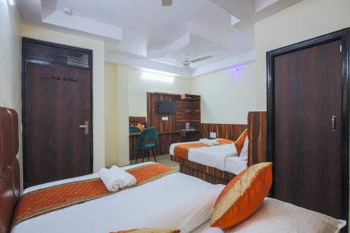 Postel nebo postele na pokoji v ubytování Hotel Sweet Home DX I Nearby New Delhi Railway Station