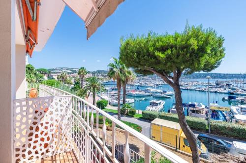 un balcon avec vue sur une marina dans l'établissement Le Belvédère du Port - Welkeys, à Bandol
