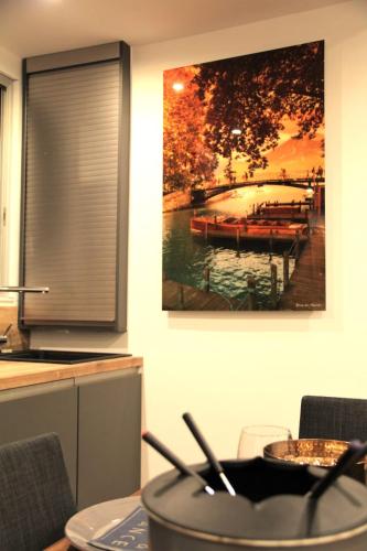 une cuisine avec une photo d'un bateau dans l'eau dans l'établissement Cozy apartment between lake and mountains, à Annecy