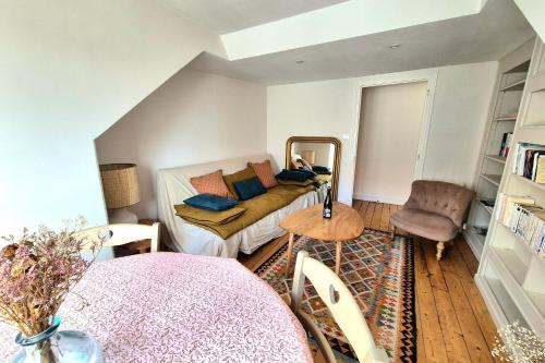 un salon avec un canapé et un miroir dans l'établissement 2 bedroom apartment - close to the beach, à Dinard
