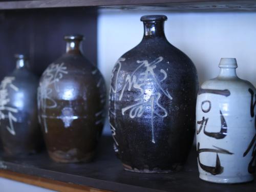a group of vases sitting on a shelf at 料理旅館 山里料理 いそべ -Ryokan Isobe- in Kami-hiraya