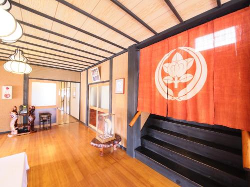 a room with a wall with a painting on it at 料理旅館 山里料理 いそべ -Ryokan Isobe- in Kami-hiraya