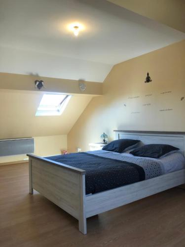 une chambre avec un grand lit dans une pièce dans l'établissement Spacieux 2 chambres, à Marquette-lès-Lille