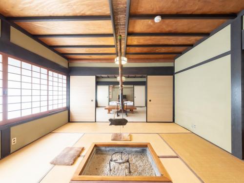 a room with a bathtub in the middle of a room at 料理旅館 山里料理 いそべ -Ryokan Isobe- in Kami-hiraya