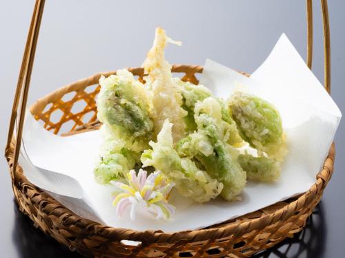 a basket filled with broccoli on a white plate at 料理旅館 山里料理 いそべ -Ryokan Isobe- in Kami-hiraya