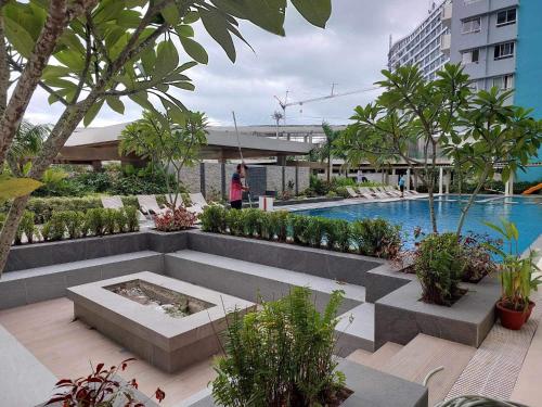 Πισίνα στο ή κοντά στο FraLoz509 at Mesavirre Garden Residences