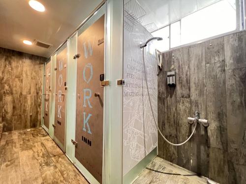 Un baño de WORK INN TPE