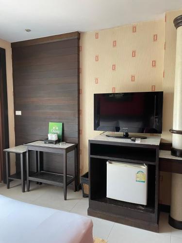 ein Hotelzimmer mit einem großen TV und einem Bett in der Unterkunft Bangkok Resort and Spa in Ban O Pao