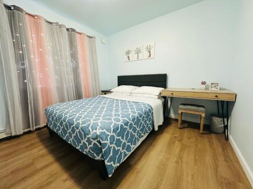 a bedroom with a bed and a desk and a deskictericter at 轻松客栈 in Fairbanks