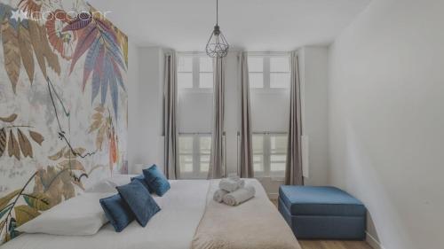 une chambre avec un lit avec un ours en peluche dessus dans l'établissement Les Lauriers - dans l'Intramuros, à Saint-Malo