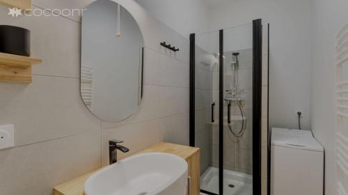 une salle de bain avec une douche, un lavabo et des toilettes dans l'établissement Les Lauriers - dans l'Intramuros, à Saint-Malo