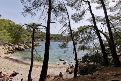 a group of people on a beach near the water at Le PORT MIOU près calanques de Cassis 2 chambres 6 personnes in Carnoux