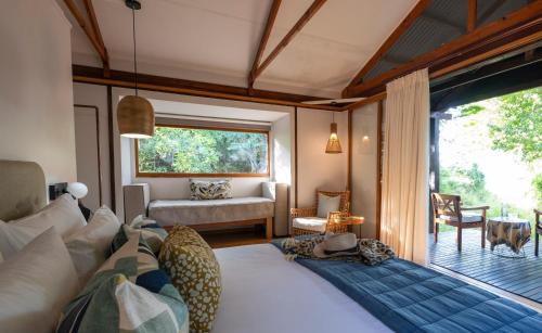 圣卢西亚马卡卡塔纳湾山林小屋的一间带床的卧室和一间客厅