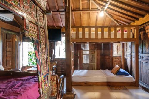 a bedroom with two bunk beds in a room at TwoSpaces Living at Bunga Desa, Jimbaran in Jimbaran