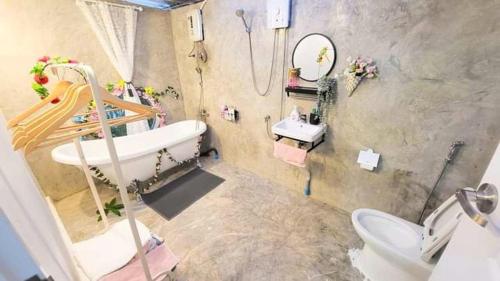 Phòng tắm tại MemoryCool บ้านพักตากอากาศใกล้หาดบางเก่า