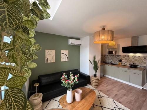 un salon avec un canapé et une table dans l'établissement La Bulle Roanne centre-ville - Jaccuzi & Clim, à Roanne