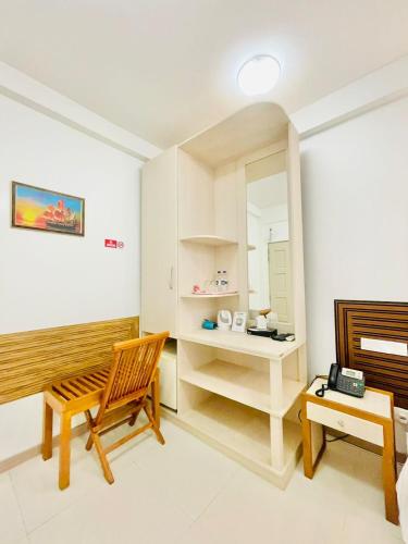 a room with a bench and a mirror at HS Miracle Grand in Hulhumale