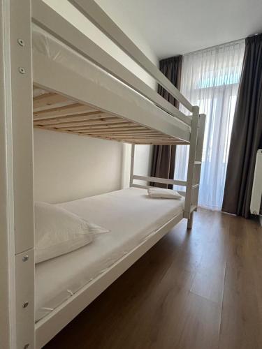 a bedroom with two bunk beds in a room at Appartement Seepaardje in Scheveningen