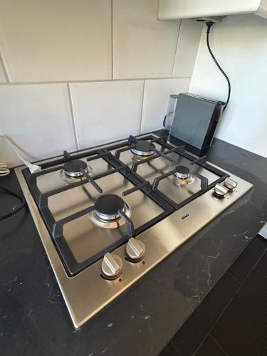a stove top oven sitting on top of a counter at Appartement Seepaardje in Scheveningen