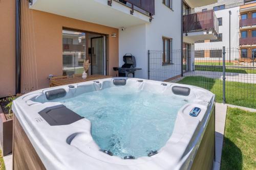 Bazén v ubytování Boho Apt w Jacuzzi, Grill & Garden nebo v jeho okolí