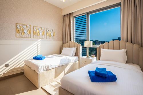 Postel nebo postele na pokoji v ubytování NewArabian Dubai Hills Sidra Villa
