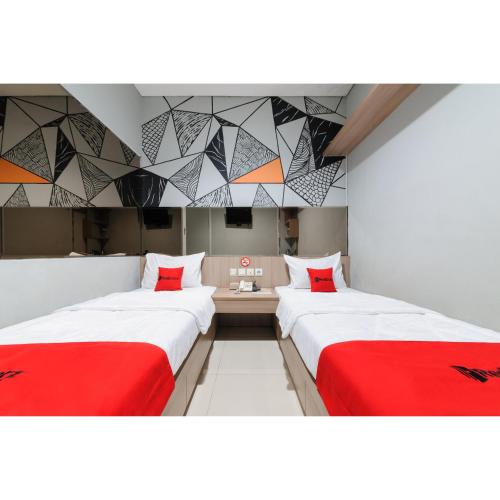 Postel nebo postele na pokoji v ubytování RedDoorz Plus near Grand Indonesia Jakarta