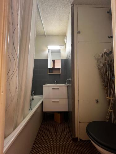 une salle de bain avec une baignoire, un lavabo et des toilettes dans l'établissement Studio au cœur de la station de Risoul 1850, à Risoul