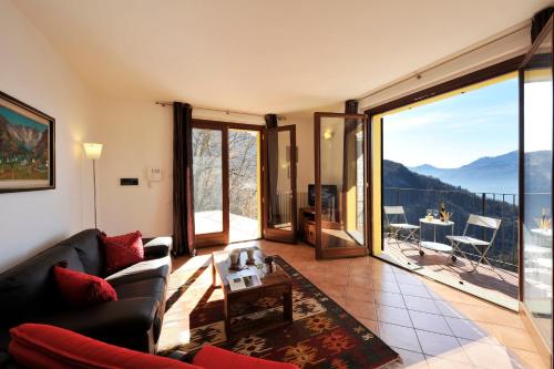 Una sala de estar con un sofá y una ventana grande. en Alto Perledo Terrazzo, en Perledo