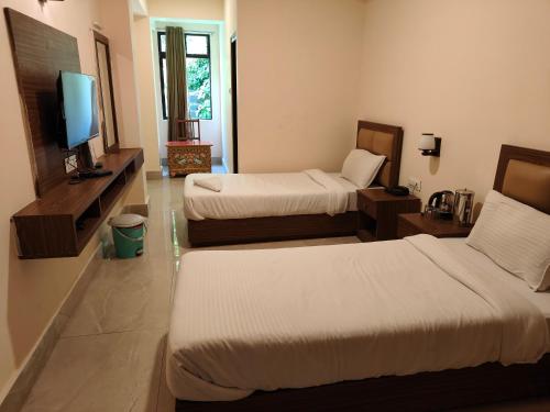 Postel nebo postele na pokoji v ubytování Yangkhyil Residency