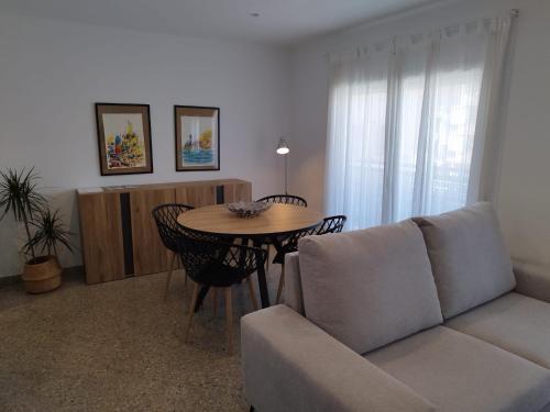 a living room with a couch and a table at Apartament IXA-2 in Manresa