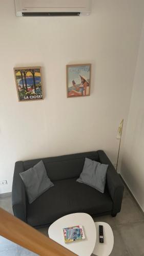 un salon avec un canapé et une table dans l'établissement Studio calme avec jardin et parking privé, à La Ciotat