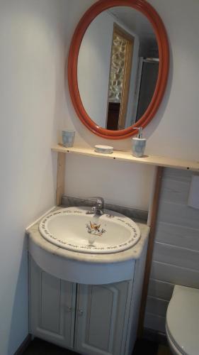 une salle de bain avec un lavabo et un miroir dans l'établissement chambre à la campagne au milieu des lavandes, à Valensole