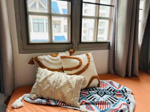 Ένα ή περισσότερα κρεβάτια σε δωμάτιο στο Sathon輕軌附近市中心5房獨棟全明屋各大景點附近