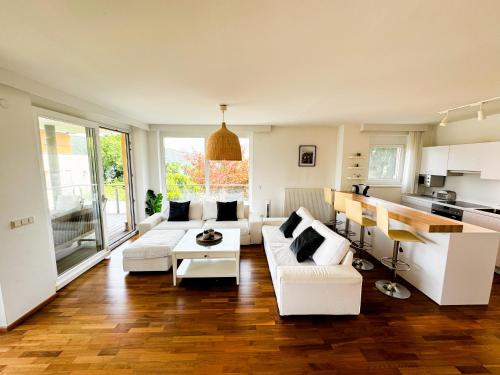 Lake view 2 Bedroom Apartment, Terrace, Private Lake Access