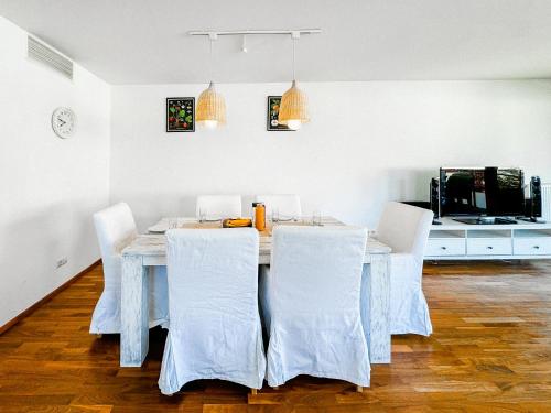 Lake view 2 Bedroom Apartment, Terrace, Private Lake Access