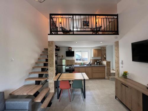 une cuisine et une salle à manger avec un escalier et une table dans l'établissement A 10 mn de moustiers st marie lac st croix parc national du verdon, à Roumoules