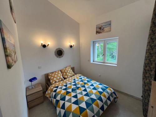 une chambre avec un lit et une fenêtre dans l'établissement A 10 mn de moustiers st marie lac st croix parc national du verdon, à Roumoules