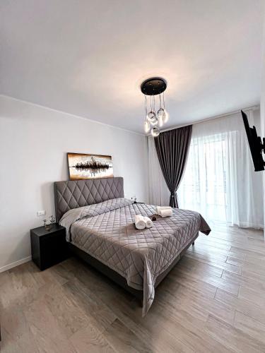 a bedroom with a bed and a chandelier at Luxuriöse Wohnung in Herzens von Sanremo in Sanremo