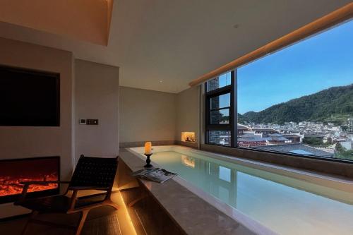 una piscina con vista sulla città di Phoenix Hall House Hotel a Fenghuang