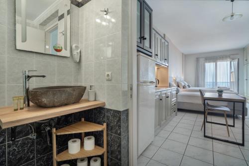 bagno con lavandino e bancone con lavandino di Sunset Triple 1 a Ayios Nikitas