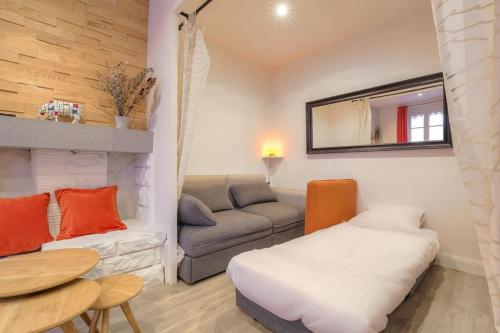 Cette chambre comprend un lit, un canapé et une table. dans l'établissement Super appartement idéalement situé, Lyon 6eme, à Lyon