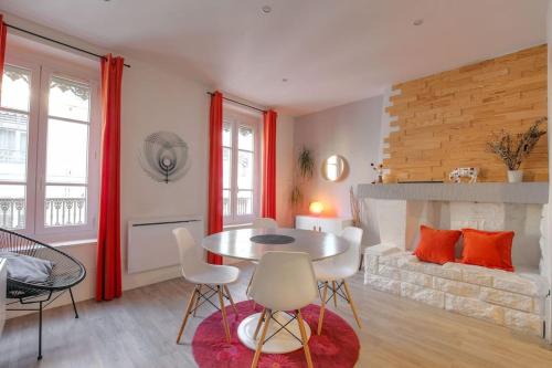un salon avec une table et des chaises et une cheminée dans l'établissement Super appartement idéalement situé, Lyon 6eme, à Lyon